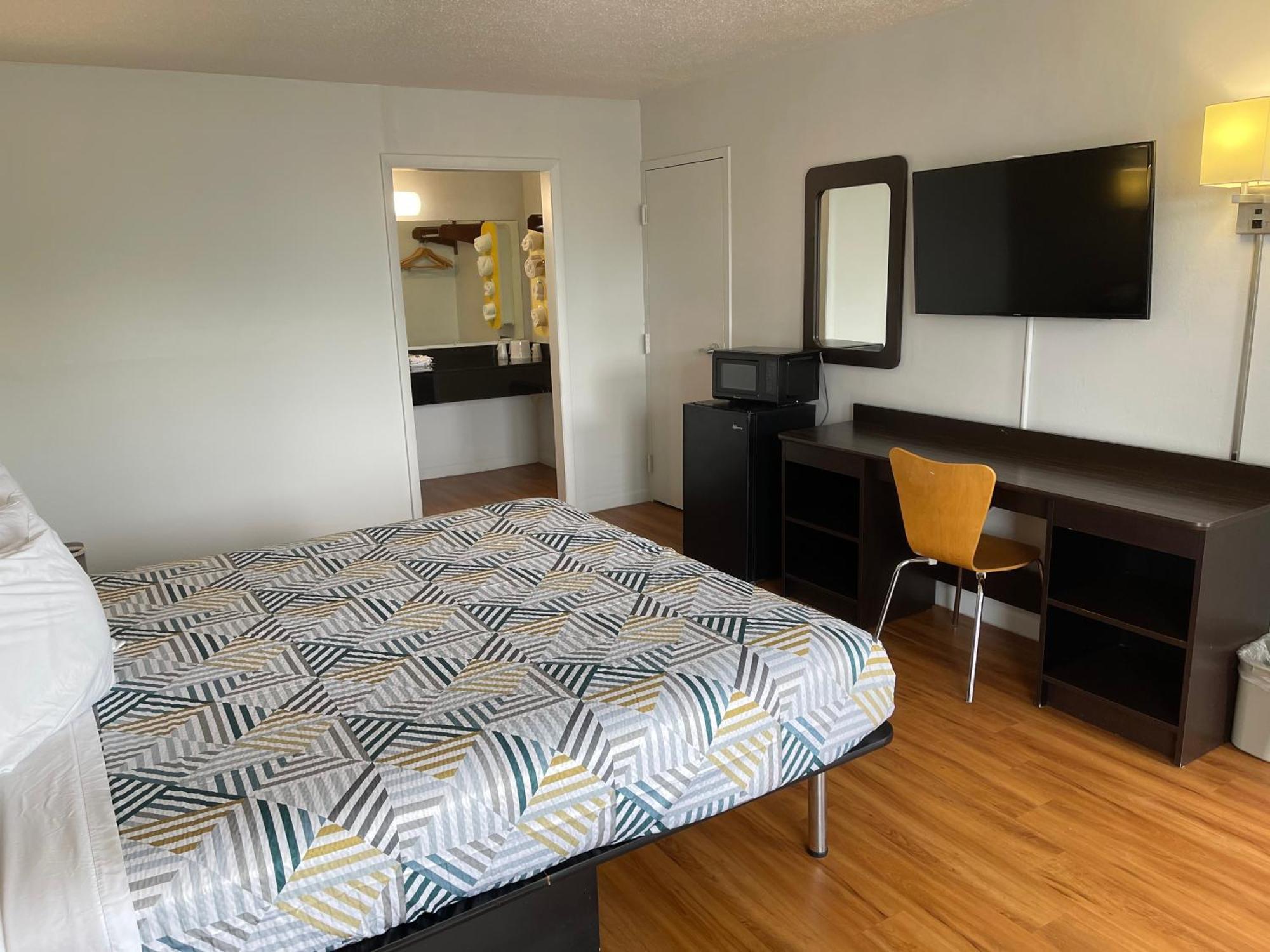 6-troy, Oh Hotel 2*